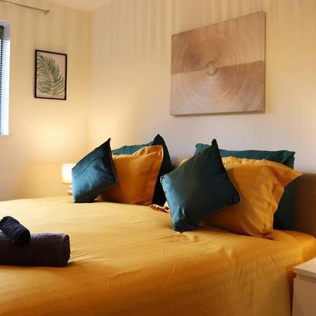 Cosy 3 Bedroom 2 Bathroom House With Parking Sheldon  Exterior photo