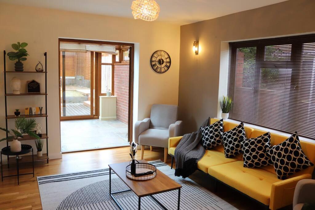 Cosy 3 Bedroom 2 Bathroom House With Parking Sheldon  Exterior photo