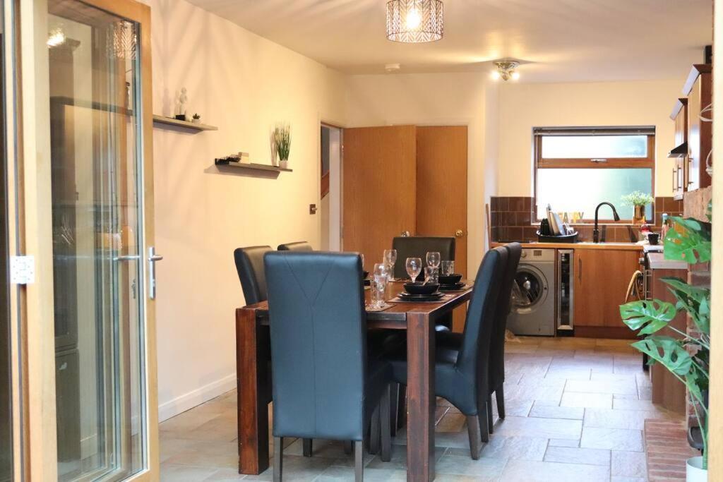 Cosy 3 Bedroom 2 Bathroom House With Parking Sheldon  Exterior photo