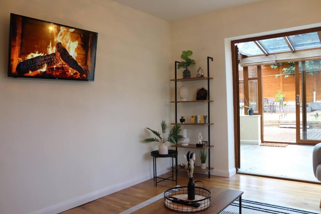 Cosy 3 Bedroom 2 Bathroom House With Parking Sheldon  Exterior photo